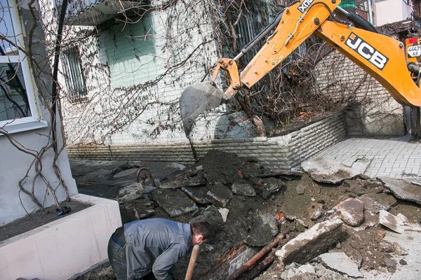 Dnepropetrovsk ウクライナ 2021 水道事業労働者が古いマンホールを開き 古い錆びたパイプを新しいものに交換する — ストック写真