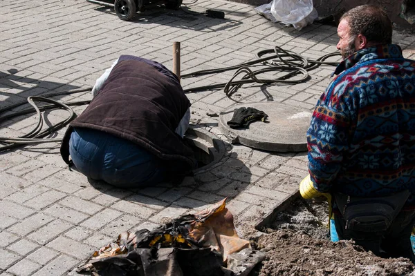 Dnepropetrovsk Ucrania 2021 Trabajadores Servicios Públicos Agua Abren Una Alcantarilla — Foto de Stock