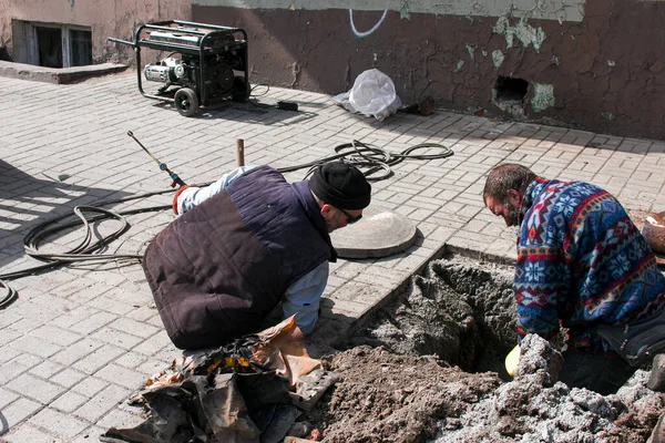 Днепропетровск Украина 2021 Водопроводчики Открывают Старый Люк Заменяют Старые Ржавые — стоковое фото