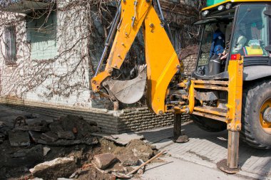 Dnepropetrovsk, Ukrayna - 03.26.2021: Su işçileri eski bir rögar kapağını açıp eski paslı boruları yenileriyle değiştirdiler.