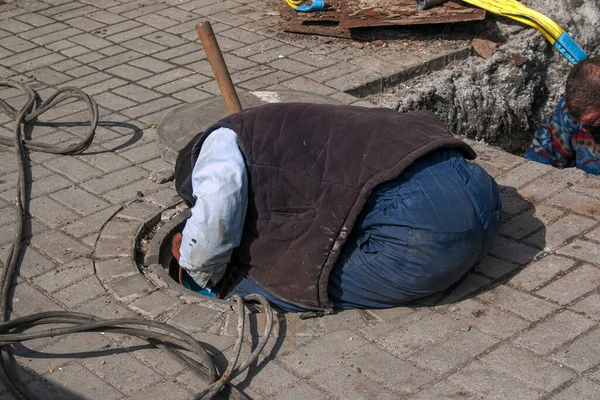 Dnepropetrovsk Ucrania 2021 Trabajadores Servicios Públicos Agua Abren Una Alcantarilla — Foto de Stock