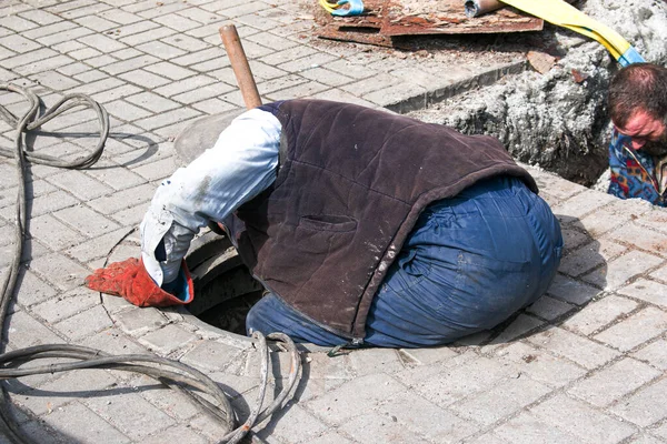 Dnepropetrovsk Ucrania 2021 Trabajadores Servicios Públicos Agua Abren Una Alcantarilla — Foto de Stock