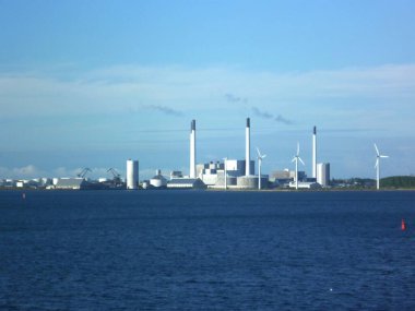 Offshore rüzgar türbini çiftliği. Kuzey Denizi. Deniz manzarası.