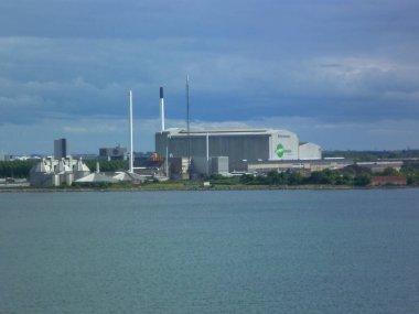 Bir yolcu gemisinden kıyı şeridi manzarası. Kuzey Denizi. Deniz manzarası.