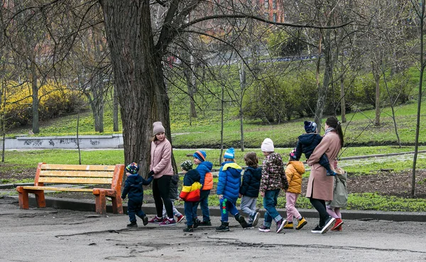 Dnepropetrovsk Oekraïne 2021 Leraren Van Kleuterschool Lopen Het Park Met — Stockfoto