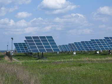Güneş pilleri, ya da güneş modülü, ya da güneş enerjisi santralindeki güneş panelleri. Bataryalar güneş ışığını emer ve elektrik üretmek için ışık enerjisini kullanır..