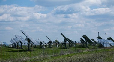 Güneş pilleri, ya da güneş modülü, ya da güneş enerjisi santralindeki güneş panelleri. Bataryalar güneş ışığını emer ve elektrik üretmek için ışık enerjisini kullanır..
