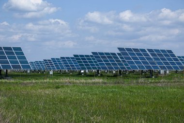 Güneş pilleri, ya da güneş modülü, ya da güneş enerjisi santralindeki güneş panelleri. Bataryalar güneş ışığını emer ve elektrik üretmek için ışık enerjisini kullanır..