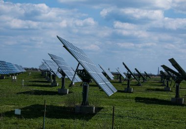 Güneş pilleri, ya da güneş modülü, ya da güneş enerjisi santralindeki güneş panelleri. Bataryalar güneş ışığını emer ve elektrik üretmek için ışık enerjisini kullanır..