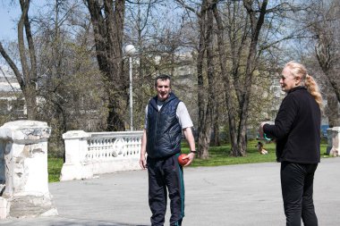 Dnepropetrovsk, Ukrayna - 04.22.2021: Parkta sağlık ve spor yapan bir grup yaşlı insan. Yaşlı insanlar bir topla egzersiz yaparlar..