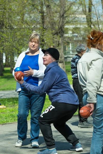 Dniepropietrowsk Ukraina 2021 Grupa Osób Starszych Wykonujących Gimnastykę Zdrowotną Fitness — Zdjęcie stockowe