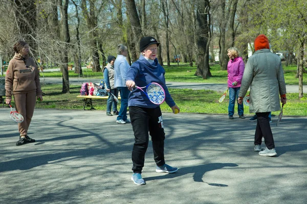 Dnepropetrovsk Ukrayna 2021 Parkta Sağlık Spor Yapan Bir Grup Son — Stok fotoğraf