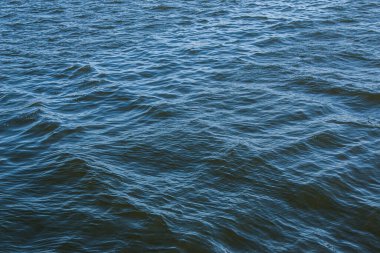 Işığın etkisi altında nehir suyunun soyut arkaplanı. Dinyeper nehrinin yüzeyi güzel havalarda.