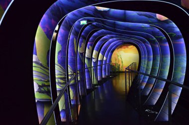 Avusturya, Wattens - 30.05.2013: Swarovski Müzesi Kristal Dünyalarında soyut kompozisyonlar.