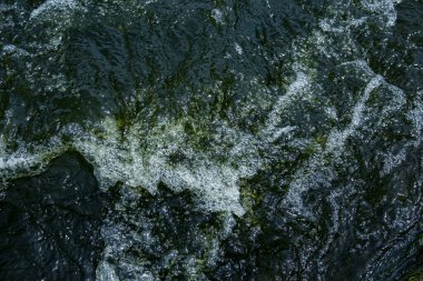 Ukrayna bozkırındaki küçük bir şelalenin yüzeyindeki su dokusu. Tokovsky şelalesi dünyadaki tek bozkır şelalesidir..