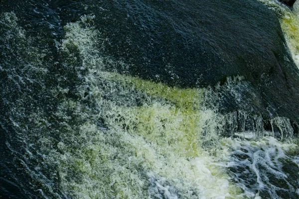 ウクライナのステップアップで小さな滝の表面に水のテクスチャを閉じます トコフスキーの滝は世界で唯一のステップ滝です — ストック写真