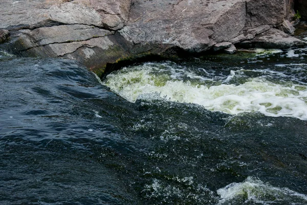 Konsistensen Vatten Ytan Ett Litet Vattenfall Den Ukrainska Stäppen Närbild — Stockfoto