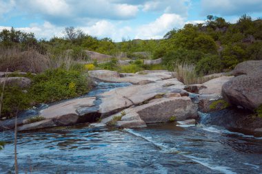 Ukrayna 'daki Tokovsky şelalesinin uğuldayan suları. Bu, dünyadaki tek bozkır şelalesidir..