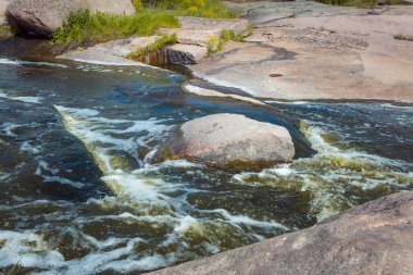 Ukrayna 'daki Tokovsky şelalesinin uğuldayan suları. Bu, dünyadaki tek bozkır şelalesidir..