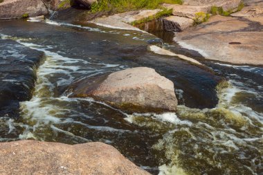 Ukrayna 'daki Tokovsky şelalesinin uğuldayan suları. Bu, dünyadaki tek bozkır şelalesidir..