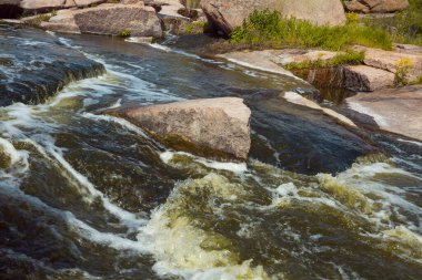 Ukrayna 'daki Tokovsky şelalesinin uğuldayan suları. Bu, dünyadaki tek bozkır şelalesidir..