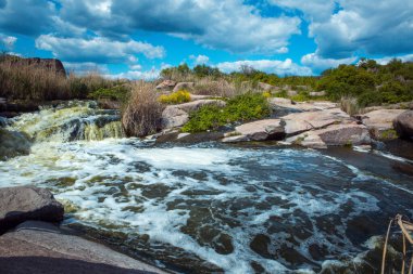 Ukrayna 'daki Tokovsky şelalesinin uğuldayan suları. Bu, dünyadaki tek bozkır şelalesidir..