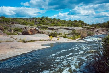 Ukrayna 'daki Tokovsky şelalesinin uğuldayan suları. Bu, dünyadaki tek bozkır şelalesidir..