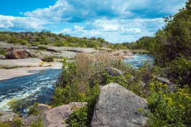 Ukrayna 'daki Tokovsky şelalesinin uğuldayan suları. Bu, dünyadaki tek bozkır şelalesidir..