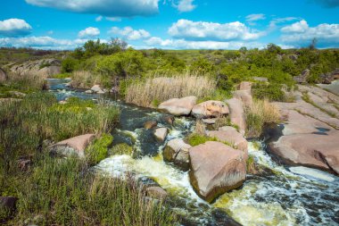 Ukrayna 'daki Tokovsky şelalesinin uğuldayan suları. Bu, dünyadaki tek bozkır şelalesidir..