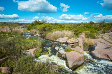 Ukrayna 'daki Tokovsky şelalesinin uğuldayan suları. Bu, dünyadaki tek bozkır şelalesidir..