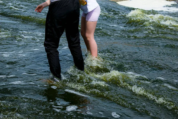 Άνθρωποι Διασχίζουν Ποτάμι Που Ρέει Γρήγορα Τουρίστες Περπατούν Πάνω Από — Φωτογραφία Αρχείου