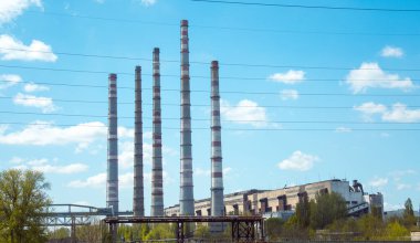 Kömür santrali. Termal enerji kavramı. Mavi gökyüzüne karşı bacalar.