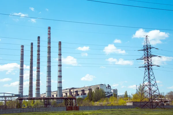 Sylwetka Linii Energetycznej Tle Błękitnego Nieba Tle Kominy Elektrowni Cieplnej — Zdjęcie stockowe