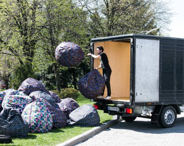 Dnepropetrovsk, Ukrayna - 01.05.2021: Yaz kafesini sezona hazırlamak. Açık hava koltukları boşaltılıyor.