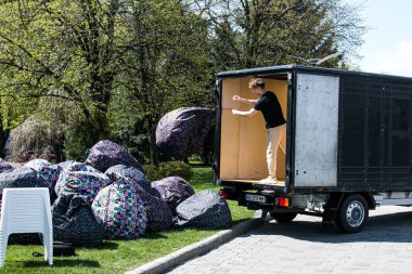 Dnepropetrovsk, Ukrayna - 01.05.2021: Yaz kafesini sezona hazırlamak. Açık hava koltukları boşaltılıyor.