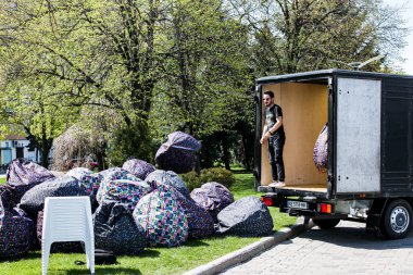 Dnepropetrovsk, Ukrayna - 01.05.2021: Yaz kafesini sezona hazırlamak. Açık hava koltukları boşaltılıyor.