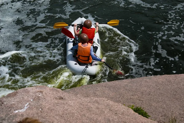 Actief Recreatieconcept Een Groep Jongeren Raften Rivier — Stockfoto