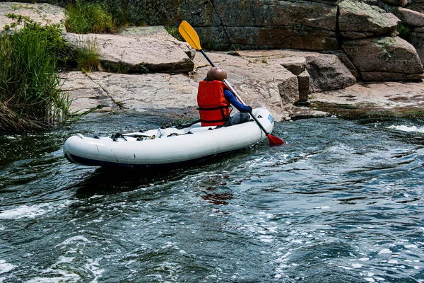 Actief Recreatieconcept Een Groep Jongeren Raften Rivier — Stockfoto