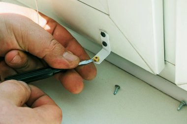 Pencere kurulum sürecini kapatır. Erkek elleri yakın..