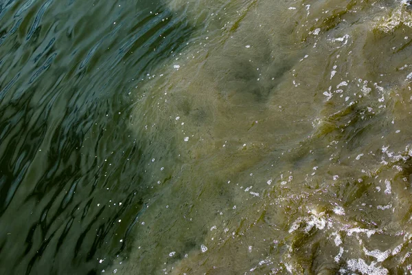 Brudna Pomarańczowa Woda Rurociągu Kanalizacyjnego Miesza Się Wodą Rzeczną Przejrzysta — Zdjęcie stockowe