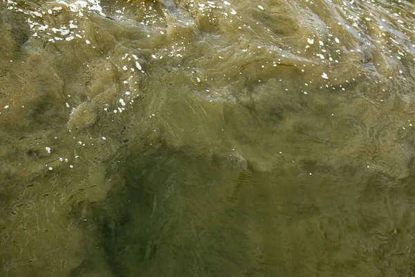 Брудна Апельсинова Вода Каналізаційного Трубопроводу Змішується Річковою Водою Спорожнити Межу — стокове фото