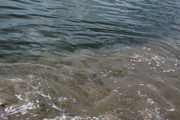 Vuil Oranje Water Uit Rioolwaterleidingen Vermengt Zich Met Rivierwater Heldere — Stockfoto