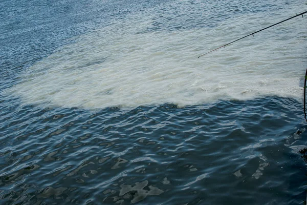 Грязная Оранжевая Вода Канализации Смешивается Речной Водой Чистая Граница Между — стоковое фото