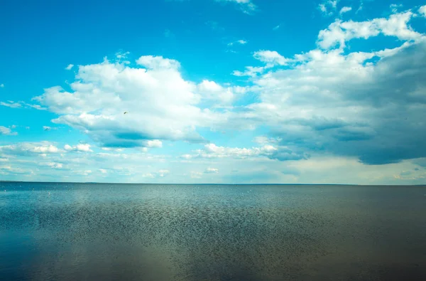 Lago Com Nuvens Céu Azul Reflexos Água Reservatório Kakhovskoe Ucrânia — Fotografia de Stock