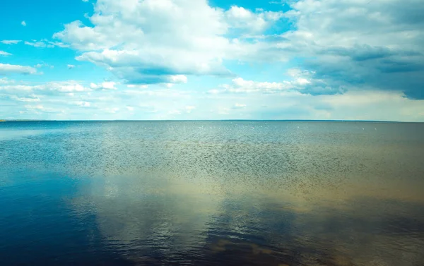 Lago Com Nuvens Céu Azul Reflexos Água Reservatório Kakhovskoe Ucrânia — Fotografia de Stock