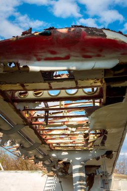 Eski paslı bir uçağın parçası. Yakın plan. Seçici odak.