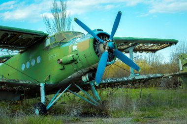 Eski Sovyet askeri uçağı havaalanında duruyor. Rusty teknik kullanırdı.