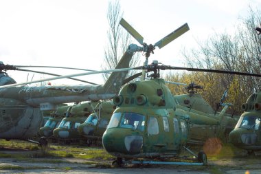 Eski Sovyet askeri uçağı havaalanında duruyor. Rusty teknik kullanırdı.