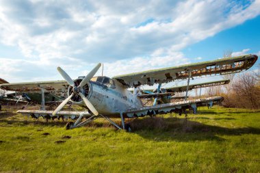 Eski Sovyet askeri uçağı havaalanında duruyor. Rusty teknik kullanırdı.