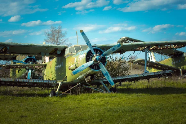 Παλιό Σοβιετικό Στρατιωτικό Αεροσκάφος Στέκεται Στο Αεροδρόμιο Χρησιμοποιούμενη Τεχνική Σκουριάσματος — Φωτογραφία Αρχείου